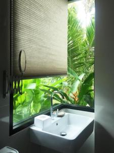 un bagno con lavandino di fronte a una finestra di Varn Boutique Resort a Mu Si