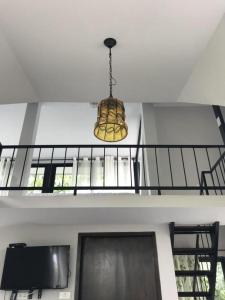 un lampadario appeso al balcone di una casa di Varn Boutique Resort a Mu Si
