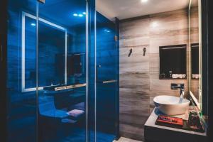Ένα μπάνιο στο M Hotel Shenzhen Nanshan +98 φωτογραφίες