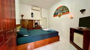 una camera da letto con un letto e una televisione di Sanook Sanang Resort a Ko Chang Altre 191 foto