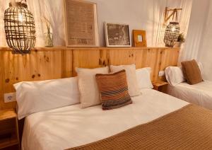 Postel nebo postele na pokoji v ubytování Hostal Sa Teula