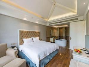 Un dormitorio grande con una cama grande y un sofá. en Beijng Chestnut Valley Hotel, en Sanduhe