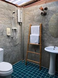 un bagno con doccia, WC e lavandino di Nai Khun Khao Resort a Chiang Mai Altre 201 foto