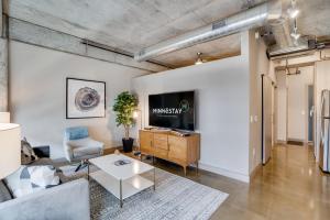 Una sala de estar con un sofá y un televisor. en Sable 306 - One Bedroom, en Minneapolis