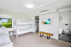 Gallery image of WINDARRA-Alex Headland Family Holiday in Alexandra Headland +5 photos