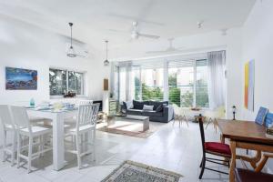 Ruang duduk di Tranquil Garden Retreat by Sea N' Rent