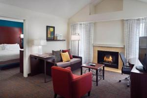 アトランタにあるResidence Inn Atlanta Airport North/Virginia Avenueのベッドと暖炉のあるホテルの部屋 +37枚の写真