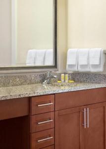 アトランタにあるResidence Inn Atlanta Airport North/Virginia Avenueの洗面台と鏡のあるバスルーム