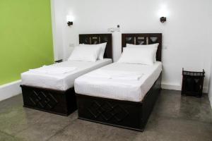 Postel nebo postele na pokoji v ubytování Yala Way Hide Resort