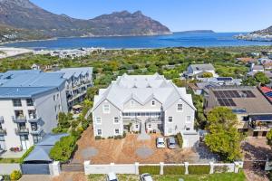 una vista aérea de una gran casa blanca en Summerville Beach Loft by Host Agents, en Ciudad del Cabo