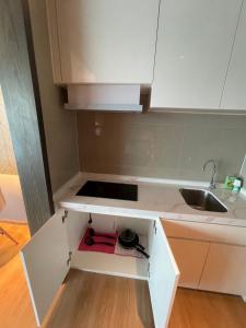 Kuchyň nebo kuchyňský kout v ubytování New spacious studio Mercury S2404 by IBG Property