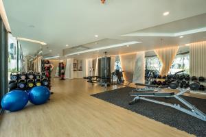 Fitness centrum a/nebo fitness zařízení v ubytování New spacious studio Mercury S2404 by IBG Property