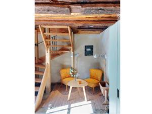 une pièce avec un escalier, une table et des chaises dans l'établissement Apartment Rhön-Vagabund, à Schönau an der Brend