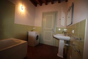 Un baño con lavabo y lavadora. en Eleganti Dimore, en Brescia 73 fotos más