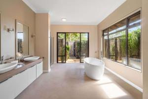 Phòng tắm tại Villa Serenis - Perfect Holidays in Mauritius