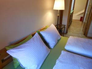 2 almohadas sentadas en una cama en una habitación en Daukanto Apartments, en Vilna