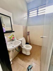 a bathroom with a toilet and a sink at Casa Damai Kuantan - near Taman Tas, SEMSAS, UMP,Airport, Uia, Matrik Gambang, Menara 188, 4bilik-3AC 1kipas, Ruang Tamu kipas in Kuantan +4 photos