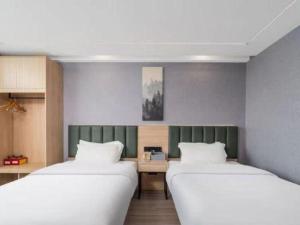 Ένα ή περισσότερα κρεβάτια σε δωμάτιο στο GreenTree Inn Taizhou Gaogang District Business Hotel