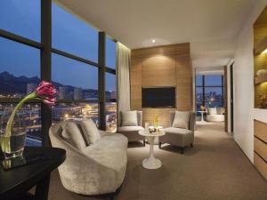 uma sala de estar com vista para a cidade em Himalayas Qingdao Hotel em Qingdao