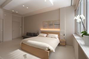 a bedroom with a bed and a couch at B&B Il Rifugio Urbano in Pescara