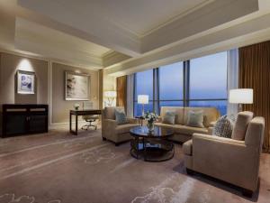 un soggiorno con un divano, sedie e un tavolo di Ming Du Lakeside Hotel Nanning a Nanning