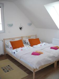 プラハにあるRivendell Apartmentsのベッドルームに枕付きのベッド2台が備わります。
