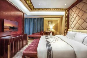 a hotel room with a large bed and a couch at Chengdu Handu International Hotel in Chengdu +223 photos