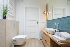 Ένα μπάνιο στο NORTH Apartments, View Mare Solaris +9 φωτογραφίες