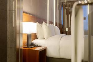 Top Cloud Hotel Iksan客房内的一张或多张床位