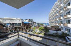 ein Wohnungsbalkon mit Blick auf ein Gebäude in der Unterkunft Gangneung Gyeongpodae Gangneung Motel in Kangmun