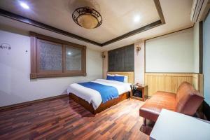 Ένα ή περισσότερα κρεβάτια σε δωμάτιο στο SKY Hotel