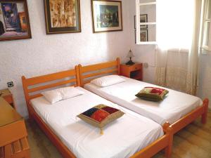 2 łóżka pojedyncze w pokoju z: w obiekcie Akis Apartments Kontogialos-Pelekas w mieście Pelekas