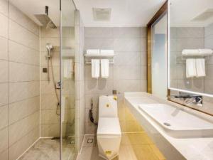 a bathroom with a toilet and a sink and a shower at JIN HENG HUA YAN HOTEL in Guangzhou +188 photos