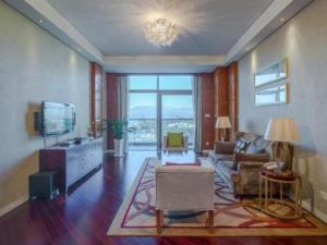 un salon avec un canapé et une télévision dans l'établissement Hangzhou 1000Island Lake Greentown Resort Hotel, à Lac Qiandao