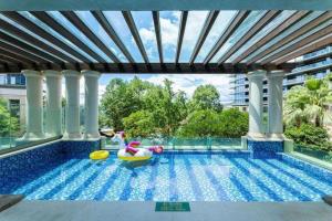 - une piscine avec deux gonflables dans l'eau dans l'établissement Hangzhou 1000Island Lake Greentown Resort Hotel, à Lac Qiandao