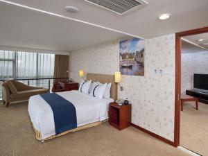 a hotel room with a bed and a television at Holiday Inn Express Tianjin Dongli By IHG in Tianjin +82 photos