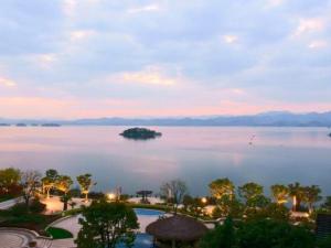 - une vue sur le lac depuis un complexe dans l'établissement Hangzhou 1000Island Lake Greentown Resort Hotel, à Lac Qiandao