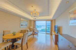 un salon avec une table et un canapé et une salle à manger dans l'établissement Hangzhou 1000Island Lake Greentown Resort Hotel, à Lac Qiandao