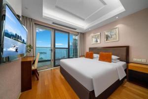 une chambre avec un grand lit et une grande fenêtre dans l'établissement Hangzhou 1000Island Lake Greentown Resort Hotel, à Lac Qiandao 287 autres photos