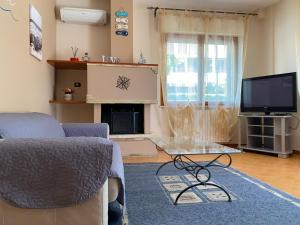 a living room with a couch and a tv at B&B La Casa Mè in Francavilla al Mare