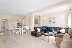 un salon avec un canapé et une table dans l'établissement Villa Uma by Villa Plus, à Loulé