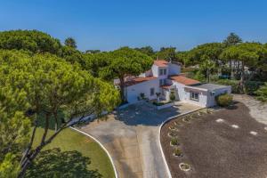 - une vue aérienne sur une maison avec allée dans l'établissement Villa Uma by Villa Plus, à Loulé