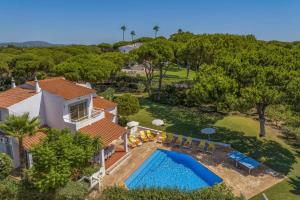 une vue aérienne d'une maison avec piscine dans l'établissement Villa Uma by Villa Plus, à Loulé