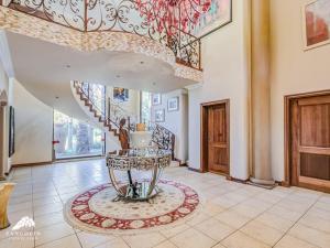 un soggiorno con una scala a chiocciola e un lampadario pendente. di Villa Vuso by Euphoric Leisure a Benoni