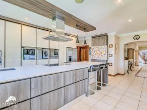 una cucina a pianta aperta con una grande isola in una casa di Villa Vuso by Euphoric Leisure a Benoni Altre 37 foto