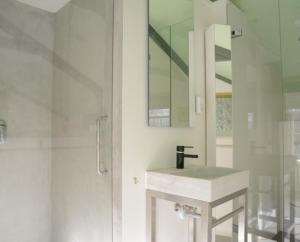 
a bathroom with a mirror and a sink at Heer&Meester Bed&Breakfast in Dordrecht
