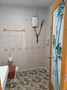 ein Badezimmer mit Dusche, Toilette und Waschbecken in der Unterkunft Grand Thai House Resort in Lamai