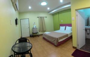 une chambre avec un lit, une table et un lavabo dans l'établissement Today Resort, à Hat Yai