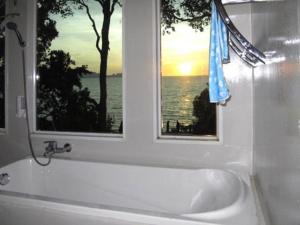ein Badezimmer mit Badewanne und Fenster in der Unterkunft Sukorn Cabana Resort in Ko Sukon