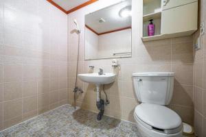 a bathroom with a toilet and a sink at Daegwalnyeong Sky Keeper Pension in Pyeongchang  +217 photos